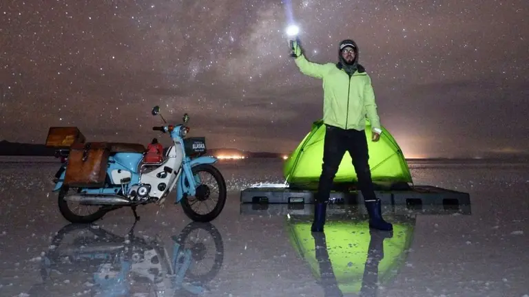 El argentino Pablo Imhoff, quien recorre Sudam&eacute;rica a bordo de su cl&aacute;sica motocicleta Honda C-90, tiene el objetivo de llegar Alaska.