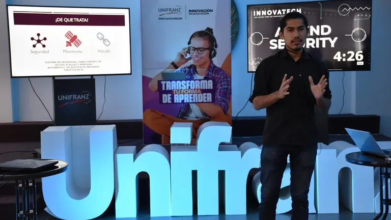 Imagen de una de las ponencias de los proyectos que fueron presentados durante el %22Nuevatech%22 de Unifranz, el primer %22Shark Tank%22 tecnológico. NOÉ PORTUGAL