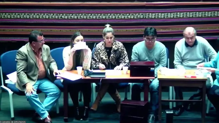 Miembros de la Asamblea Legislativa organizan la votaci&oacute;n en el Congreso.