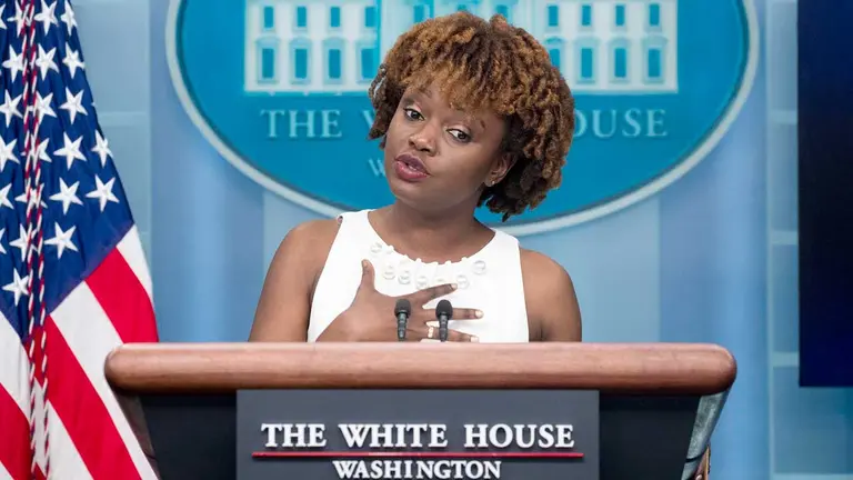 La nueva portavoz de la Casa Blanca, Karine Jean-Pierre, fue registrada este jueves, durante la primera rueda de prensa diaria que preside, en Washington DC. EFE