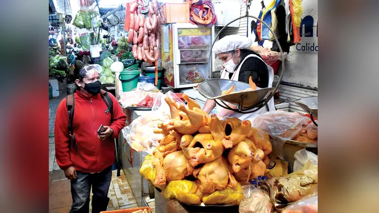 Un puesto de venta de carne de pollo en un mercado de Cochabamba. DICO SOLÍS