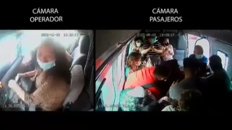 Momento del intento de asalto en una combi en M&eacute;xico. CAPTURA