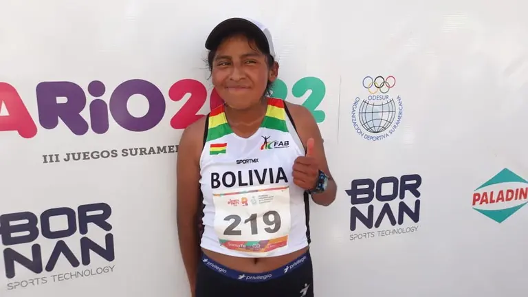 Jhoselyn Cuizara celebra la medalla de bronce que obtuvo en atletismo por los Juegos Suramericanos de la Juventud Rosario 2022. COB