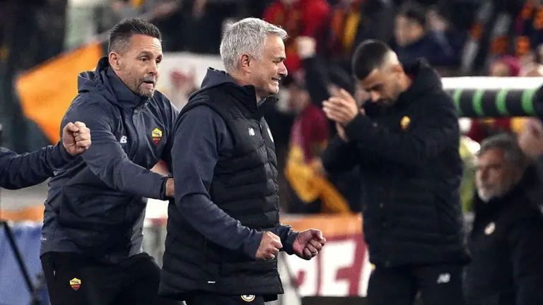 José Mourinho (c), emocionado, festeja el pase de la Roma a la final de la Conference League. Europa Press en diario AS