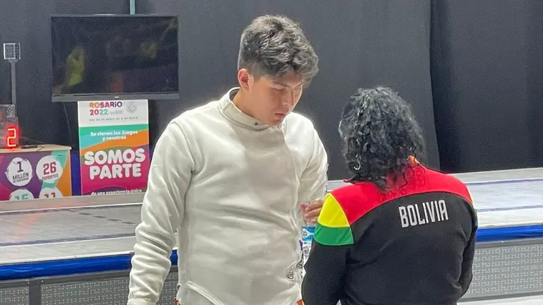 El esgrimista Marco Rojas logró la medalla de plata para Bolivia, que es la novena presea de la delegación en los Juegos Suramericanos de la Juventud Rosario 2022. COB