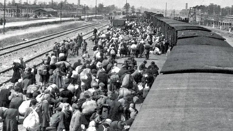 Judíos llegan al campo de exterminio nazi de Auschwitz, en mayo de 1944. LENA MUCHA-AVISHAG  SHAAR-YASHUV-YAD VASHEM