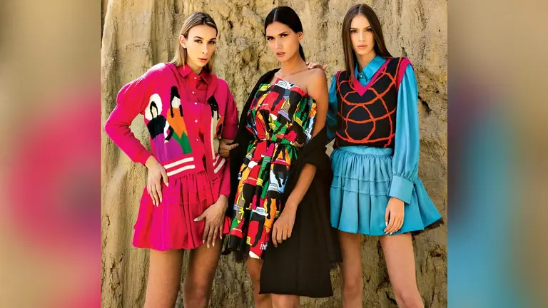 Camisa de seda, minipollera rosa y chompa con detalle abullonado (i). Minivestido multicolor similar a pollera con top abullonado (c). Minipollera calipso acompañada de camisa y chaleco. FAVIO GUTIÉRREZ-DIEGO GONZALES