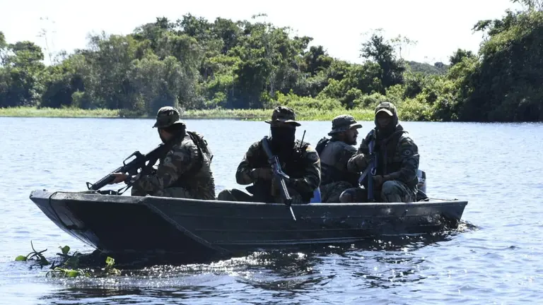 Fuerza antidroga durante el operativo en Puerto Florida, Santa Cruz./ Foto: Jaime Mamani