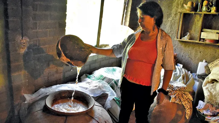 Doña Eufronia muestra un cántaro colmado de guarapo.      NOÉ PORTUGAL