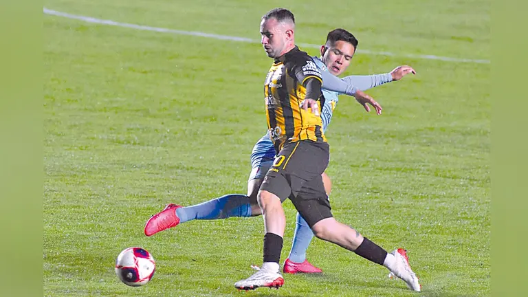 Una acción de clásico paceño, en la ida.      APG
