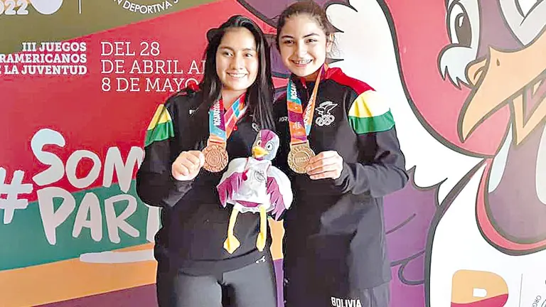Las karatecas Isabel Plata (i) junto a Sol Sandoval.   FBK