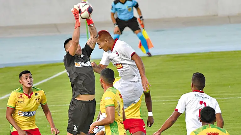 Jugadores de Palmaflor y Universitario disputan un balón dividido. NOÉ PORTUGAL