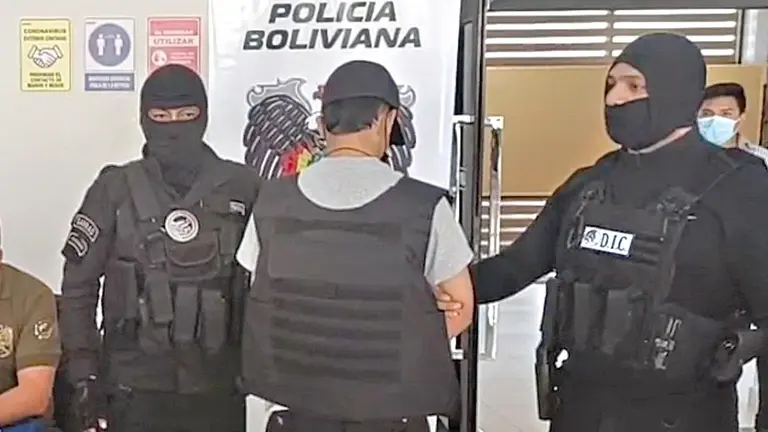 Presentan a Álex F.S., presunto feminicida de Laura Daniela C.B.    FRECUENCIA POLICIAL SANTA CRUZ  