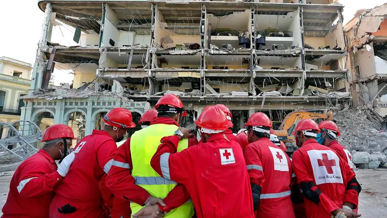 Elevan a 30 la cifra de muertos en la explosi&oacute;n en un hotel de La Habana./ EFE