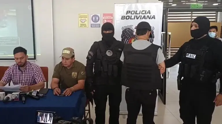 Adolescente es presentado, de espaldas, como autor del feminicidio de Laura Daniela Corrales. FRECUENCIA POLICIAL SANTA CRUZ 