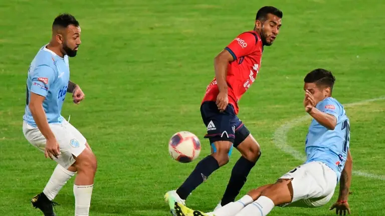 Jugadores del Rojo y de Aurora disputan un balón. Noé Portugal