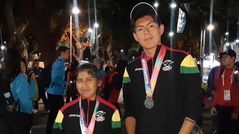 Jhoselyn Cuizara (i) y Marco Rojas (d) ganaron un bronce y una plata para Bolivia en los Suramericanos de la Juventud Rosario 2022. COB