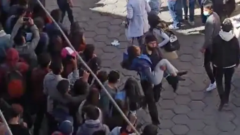 El momento cr&iacute;tico, en el que los estudiantes intentan ponerse a salvo. CAPTURA DE VIDEO