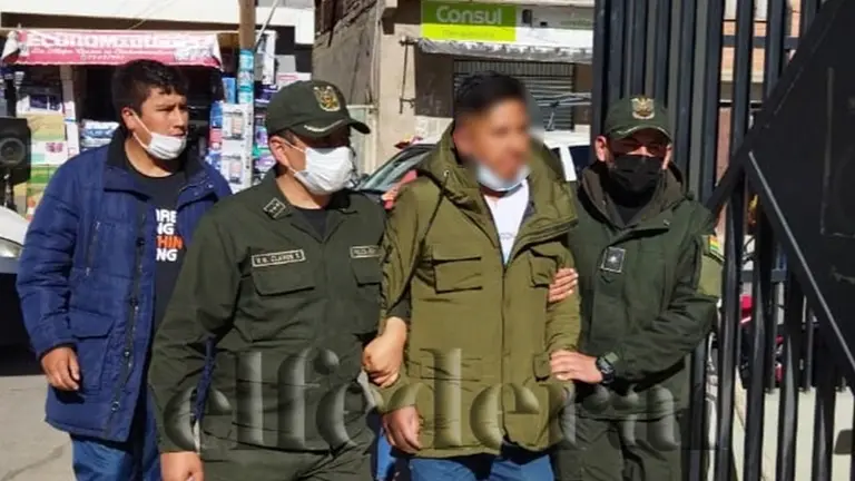 Imagen del detenido siendo ingresado a dependencias policiales. El Federal