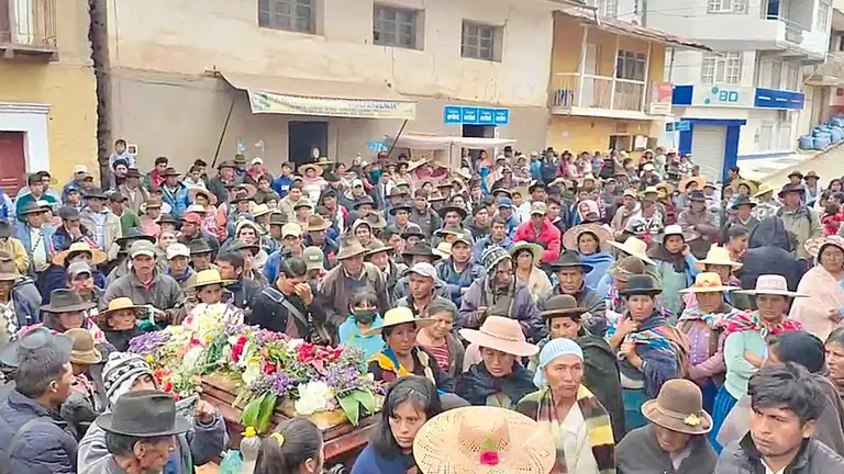 Pobladores cargan ataúd de la víctima hasta la plaza y exigen justicia por su muerte. RADIO AYOPAYAPobladores cargan ataúd de la víctima hasta la plaza y exigen justicia por su muerte. RADIO AYOPAYA