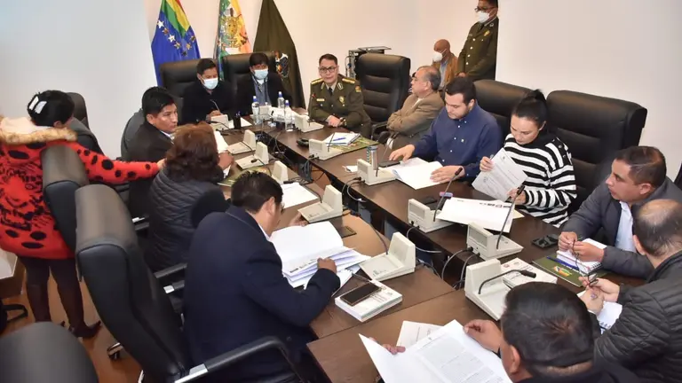 El comandante general de la polic&iacute;a boliviana Jhonny Aguilera se reuni&oacute; en la Comisi&oacute;n de Gobierno, Defensa y Fuerzas Armadas,  para dar su informe con respecto a los autos chutos. APG