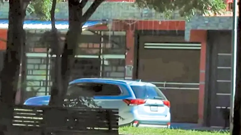 El vehículo robado en Chile en la puerta de la casa del exjefe policial Raúl Cabezas, en Santa Cruz. CAPTURA VIDEO-ERBOL