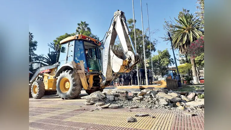 Una excavadora remueve el piso antiguo de la plaza Bolívar. ALCALDIA DE QUILLACOLLO