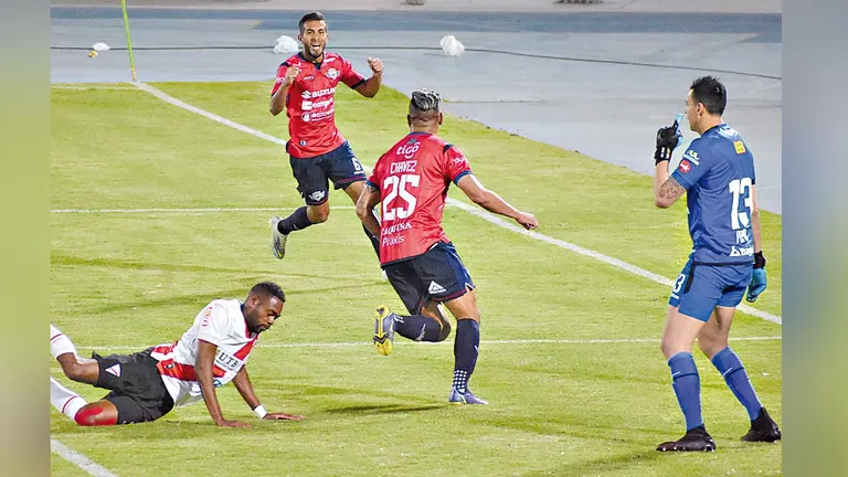 Los jugadores de Wilstermann celebran el gol del triunfo sobre Always Ready, en el Capriles. DICOS SOLÍS