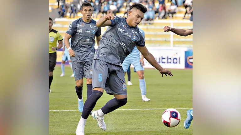 Una acción del partido del club cruceño. APG
