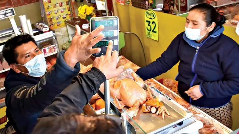 El control de peso y precio en un mercado de La Paz. ABI