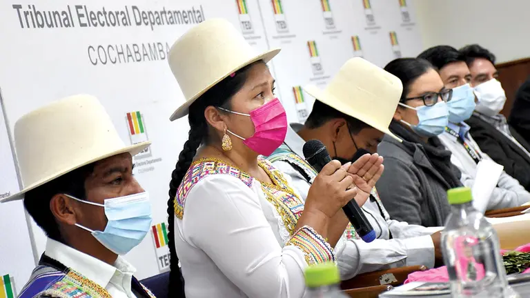 Representantes indígenas de Raqaypampa junto con autoridades del Tribunal Electoral Departamental. DICO SOLÍS