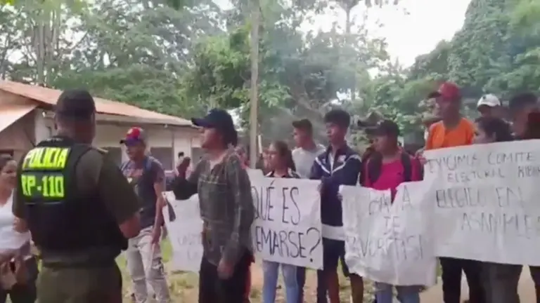 Estudiantes protestan en la elecci&oacute;n de la Federaci&oacute;n Universitaria Local de la Universidad Aut&oacute;noma Jos&eacute; Ballivi&aacute;n (UABJB), en Riberalta, Beni. RRSS