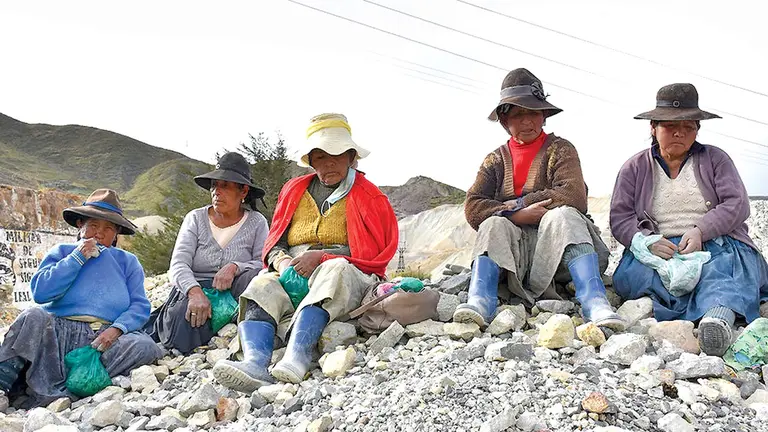 Las mujeres palliris en medio de las rocas donde buscan restos del mineral. RUBÉN ARIÑEZ