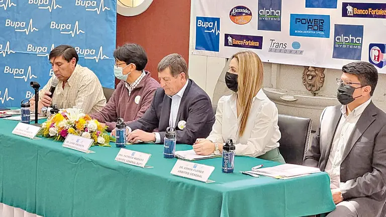 Dirigentes del tenis nacional hacen la presentación del torneo. FBT