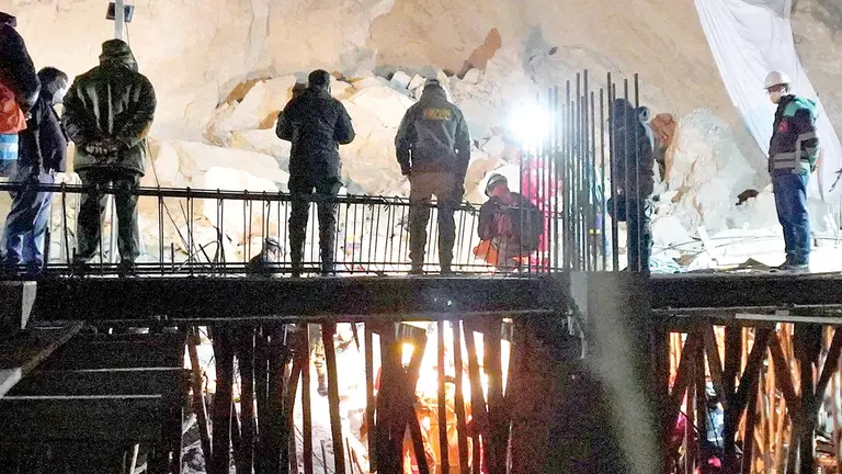 Los trabajos de rescate en la construcción, anoche.  APG