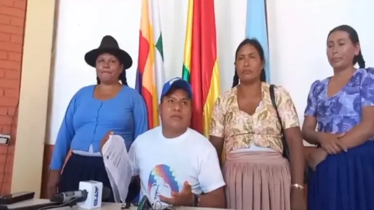El senador Leonardo Loza, en conferencia de prensa.