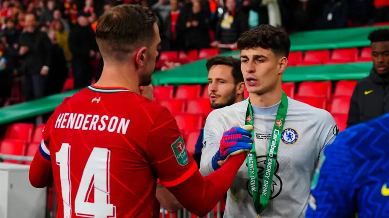 Henderson y Kepa (d), después de la final de la Carabao Cup en la que Liverpool superó al Chelsea. Facebook Carabao Cup