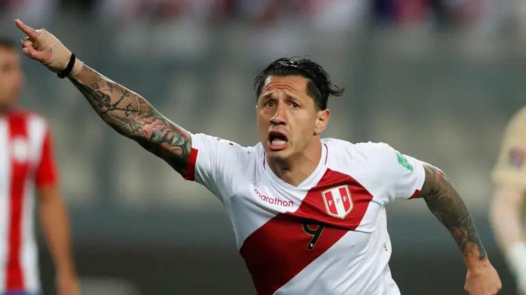 Gianluca Lapadulla festeja un gol con la selecci&oacute;n peruana. EFE