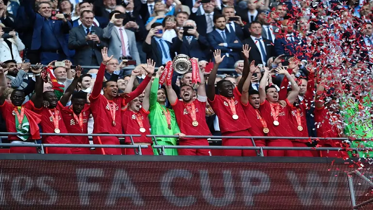 Henderson (c) levanta el trofeo de la FA Cup, que Liverpool gan&oacute; frente a Chelsea. Facebook Liverpool FC