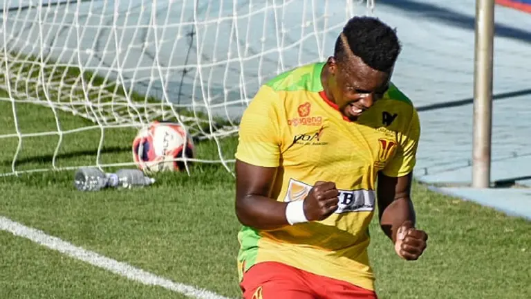 El franc&eacute;s Jean Bahebeck festeja su gol en la victoria (3-1) de Palmaflor sobre Universitario de Sucre, en el estadio F&eacute;lix Capriles por el torneo Apertura de la Divisi&oacute;n Profesional. DICO SOL&Iacute;S