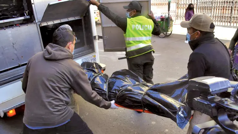 Efectivos policiales y personal del IDIF retiran el cuerpo de Ramiro, víctimado  con arma de fuego. DICO SOLÍS