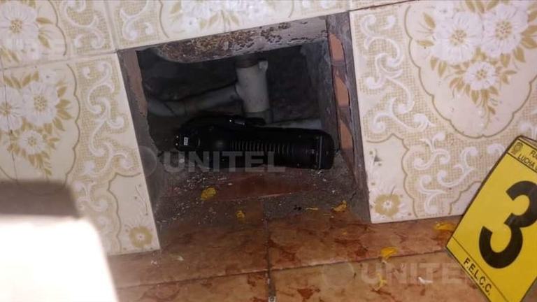 El arma hallada en el ba&ntilde;o del departamento de Ramiro Espejo. UNITEL