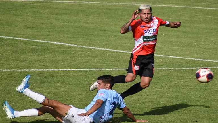 Una jugada del partido en que Aurora perdi&oacute; (2-3) frente a Nacional Potos&iacute; en Cochabamba. DICO SOL&Iacute;S