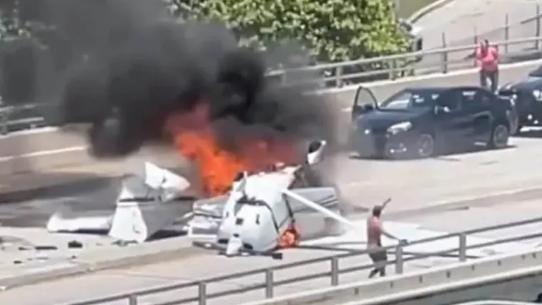 La avioneta se incendió tras el impacto en el puente de Miami Beach. EL MUNDO