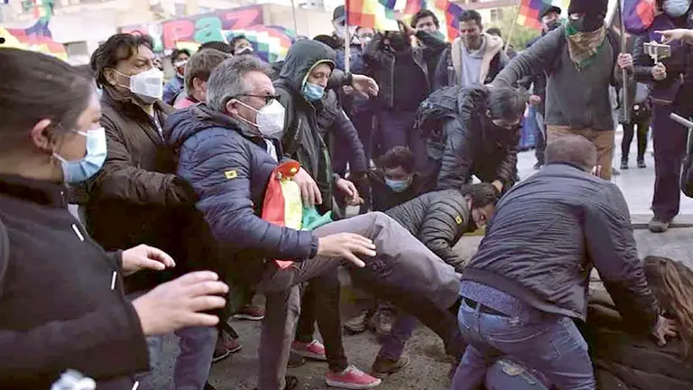  Gustavo Torrico lanza una patada a una persona que estaba en el piso, durante los conflictos políticos de 2019. ANOTICIA2