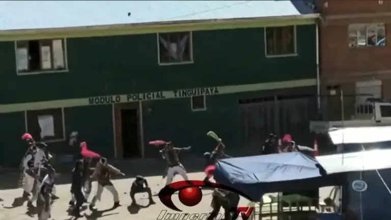 Momento tenso en el que se enfrentaron comunarios de Tinguipaya, en Potos&iacute;, tras el aniversario de un colegio. SOY POTOSINO