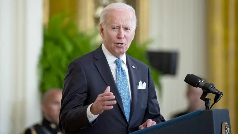 El presidente de EEUU, Joe Biden, habla en el East Room de la Casa Blanca en Washington. EFE