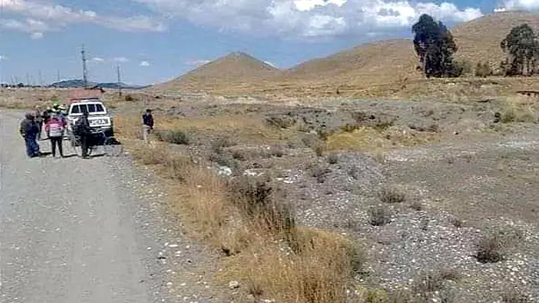 Policía se constituye al lugar donde fue encontrado el cuerpo de la víctima de feminicidio en Achacachi, La Paz. ROGER GERMÁN NACHO
