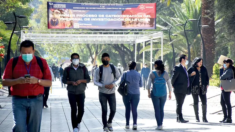 Estudiantes circulan por el campus principal de la UMSS. DICO SOLÍS