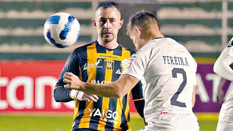 Una acción del partido anterior entre Caracas y The Strongest, en La Paz. APG